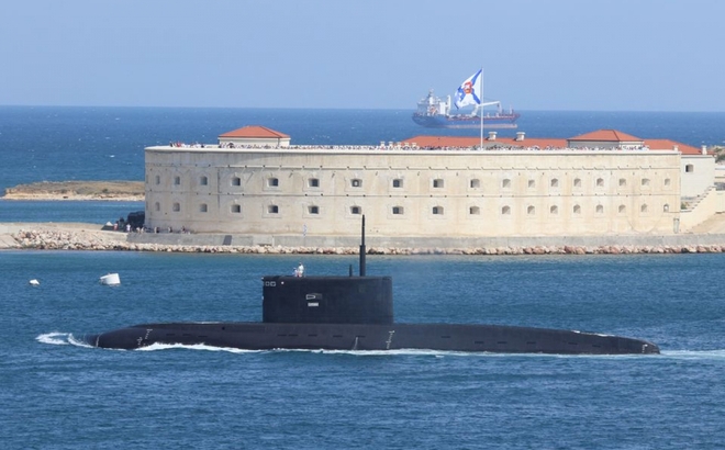 Tàu ngầm Kolpino của Hải quân Nga trong cuộc diễn tập Ngày Hải quân trên cảng Sevastopol, Crimea ngày 26/7/2020. Ảnh: Reuters