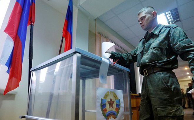 Một binh sĩ bỏ phiếu trong cuộc trưng cầu ý dân tại Cộng hòa Nhân dân Lugansk (LPR) tự xưng hôm 23-9 Ảnh: REUTERS