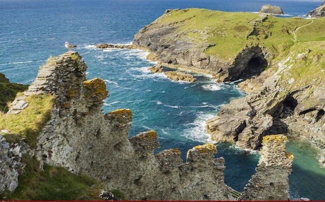 Lâu đài Tintagel có nguy cơ bị đổ xuống biển. (Ảnh: Sky News)