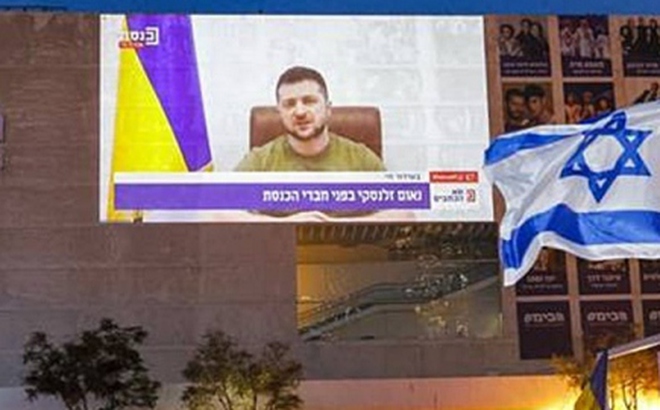 Hình ảnh truyền hình Tổng thống Zelensky phát biểu trước Quốc hội Israel. Ảnh: AFP.