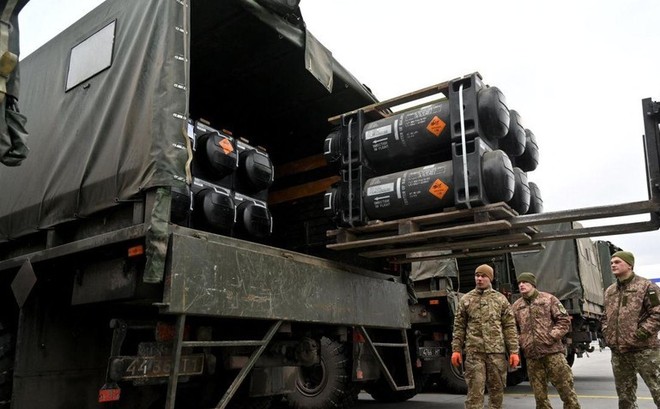 Binh sĩ Ukraine bốc dỡ lô tên lửa Javelin do Mỹ viện trợ. Ảnh: CNN