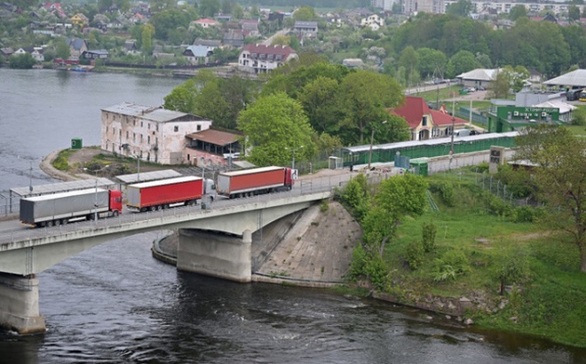 Cảnh nhìn từ phía Estonia thấy rõ biên giới băng qua sông Narva vào Nga. (Ảnh: Getty)