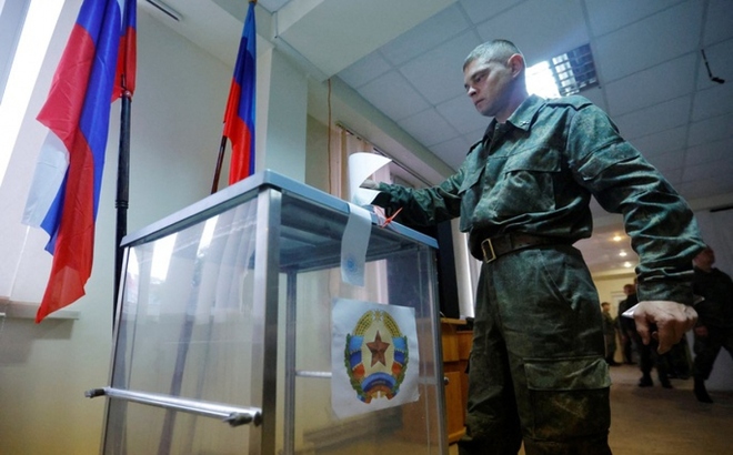 Một binh sĩ bỏ phiếu trong cuộc trưng cầu ý dân tại Cộng hòa Nhân dân Lugansk (LPR) tự xưng hôm 23/9. Ảnh: Reuters