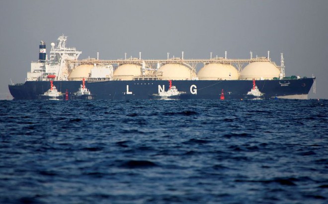 Một tàu chở LNG ở Futtsu, phía đông Tokyo, Nhật Bản. Ảnh: Reuters