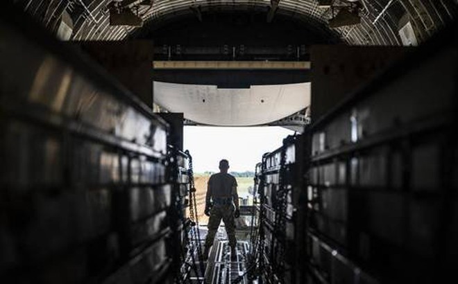 Một binh sĩ chất vũ khí chở đến Ukraine lên một máy bay vận tải C-17 Globemaster III tại Căn cứ Không quân Dover, Delaware ngày 14/9/2022. Ảnh: Không quân Mỹ