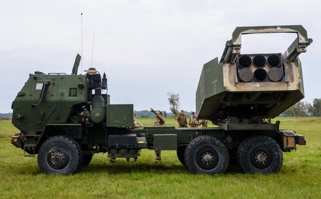 Hệ thống pháo phản lực HIMARS ở Latvia. Ảnh: AFP