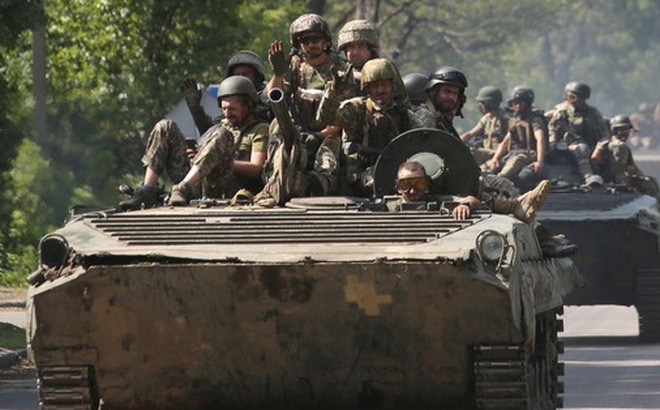 Các binh lính Ukraine hành quân ở khu vực Donetsk ngày 18-8 - Ảnh: AFP