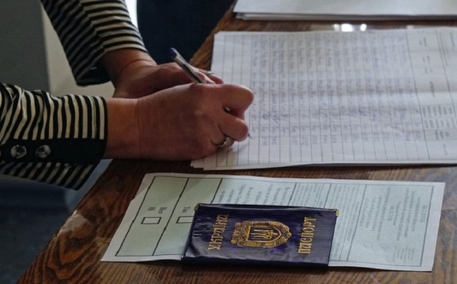 Đăng ký để bỏ phiếu trưng cầu ý dân về việc sáp nhập vào Nga tại một điểm bỏ phiếu ở vùng Kherson, Ukraine. Ảnh: SPUTNIK
