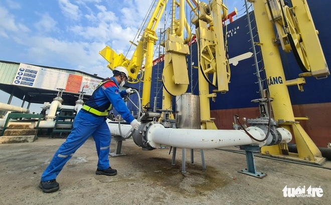 Nhân viên kho xăng dầu tại Nhà Bè (TP.HCM) mở đường ống nhập xăng - Ảnh: NGỌC HIỂN