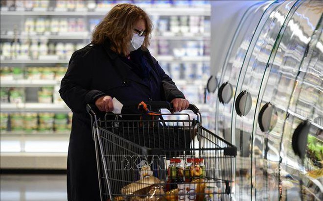 Khách hàng mua sắm tại một siêu thị ở Duesseldorf, Đức. Ảnh: AFP/TTXVN