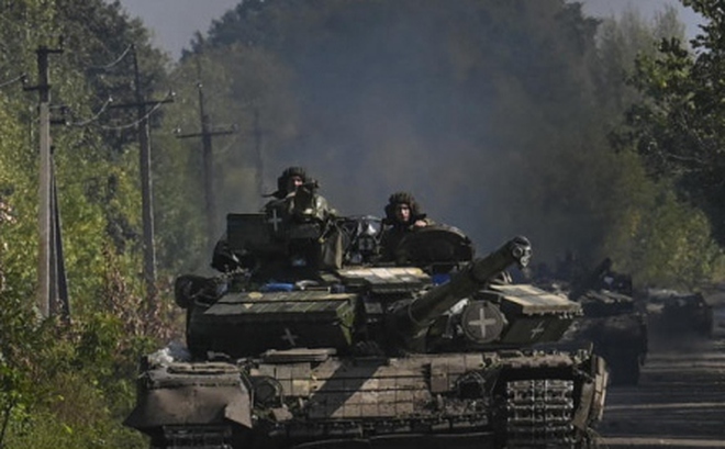Binh lính Ukraine lái xe tăng ở Novoselivka ngày 17/9/2022. Ảnh: AFP