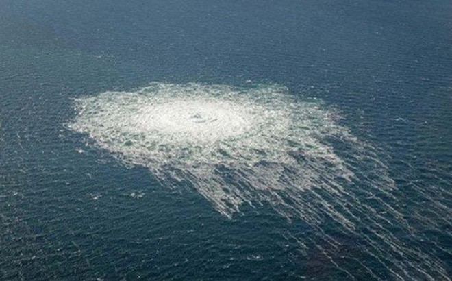 Bọt khí nổi lên trên mặt biển gần Bornholm (Đan Mạch) từ lỗ rò rỉ ở đường ống Nord Stream 2. Ảnh: Reuters