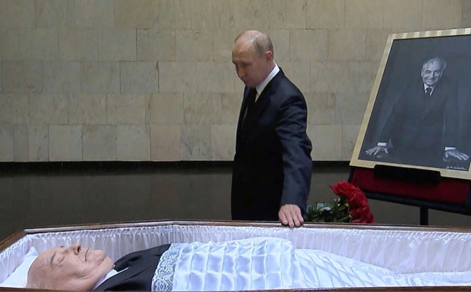 Tổng thống Nga Putin viếng ông Gorbachev tại bệnh viện vào hôm 1/9. Ảnh: Independent.