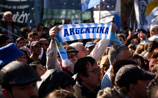 Dân Argentina tràn xuống đường ủng hộ phó tổng thống bị ám sát hụt ngày 2-9 - Ảnh: REUTERS