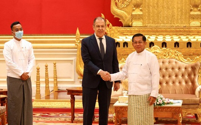 Tướng Min Aung Hlaing (phải) tiếp Ngoại trưởng Nga Sergei Lavrov vào tháng 8-2022 - Ảnh: REUTERS