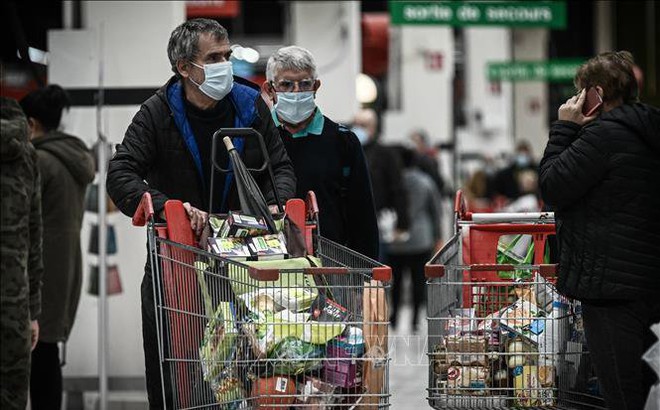 Người dân mua hàng trong siêu thị tại Bordeaux, Pháp. Ảnh: AFP/TTXVN