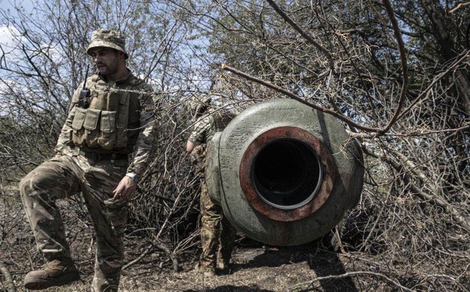 Binh sĩ Ukraine chuẩn bị pháo ở tiền tuyến gần Kherson. Ảnh: Getty Images