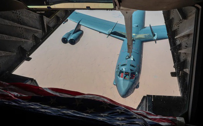 Máy bay B-52 Stratofortress tiếp cận máy bay KC-10 Extender để tiếp nhiên liệu khi bay qua Trung Đông ngày 4-9 - Ảnh: US AIR FORCE