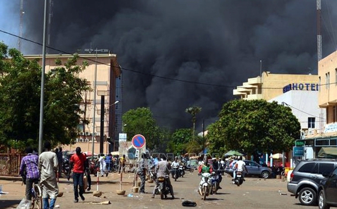 Khói bốc lên từ hiện trường 1 vụ tấn công tại Ouagadougou, Burkina Faso. Ảnh tư liệu: AFP/TTXVN