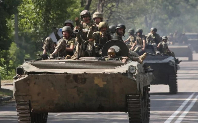 Các quân nhân Ukraine ngồi trên xe chiến đấu bộ binh ở vùng Donetsk. Ảnh: AFP.