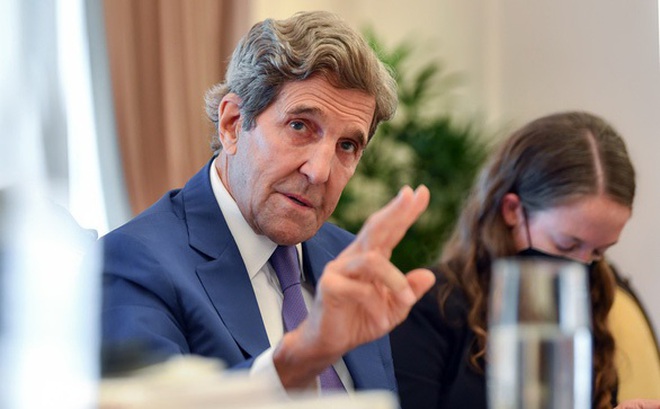 Ông John Kerry trong cuộc phỏng vấn hẹp với báo chí tại Hà Nội ngày 5-9 - Ảnh: VIỆT LINH