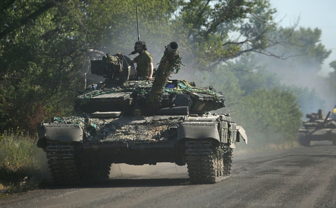 Xe tăng Ukraine hoạt động tại vùng Donbass, miền đông đất nước, hồi tháng 6. Ảnh: AFP.