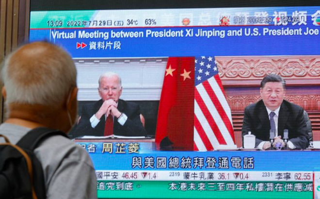 Màn hình TV chiếu hình ảnh lãnh đạo Mỹ - Trung sau cuộc điện đàm ngày 28/7. (Ảnh: Reuters)