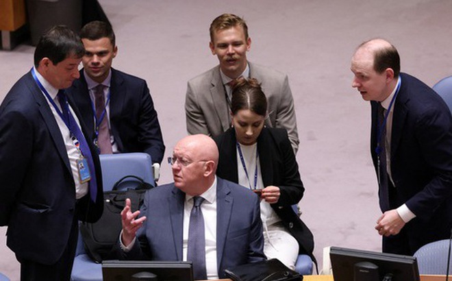 Đại sứ Nga tại Liên Hiệp Quốc Vasily Nebenzya (giữa) trao đổi với các trợ lý trước cuộc họp tại Hội đồng Bảo an ngày 6-9 - Ảnh: REUTERS