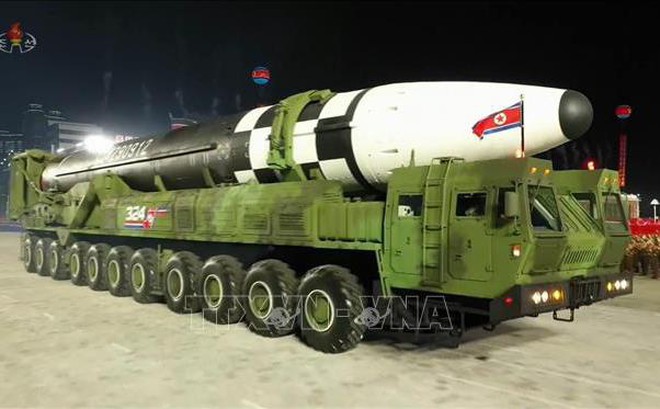 Mẫu tên lửa đạn đạo xuyên lục địa (ICBM) mới của Triều Tiên được giới thiệu trong cuộc duyệt binh kỷ niệm 75 năm thành lập đảng Lao động Triều Tiên tại Bình Nhưỡng. Ảnh tư liệu: Yonhap/TTXVN