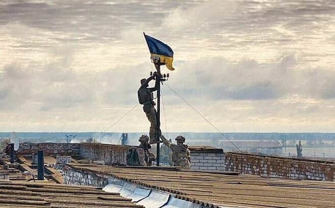 Quân đội Ukraine treo cờ tại địa điểm vừa chiếm lại thuộc vùng Kherson. Nguồn: Telegraph.