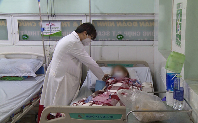 Các nạn nhân vụ cháy được cấp cứu tại bệnh viện Đa khoa An Phú (Ảnh: Lê Hải)