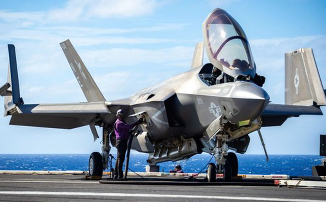 Một chiến đấu cơ F-35 C Lightning II trên sàn đáp của tàu sân bay lớp Nimitz USS Carl Vinson (CVN 70) ngày 19-1-2022. Ảnh: CNN