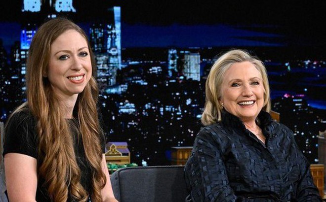 Bà Hillary Clinton (74 tuổi) và con gái Chelsea (42 tuổi) xuất hiện trên chương trình Tonight Show. Ảnh: Getty