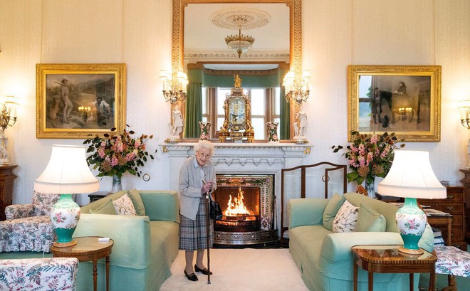 Nữ hoàng Elizabeth đợi trong Phòng khách, trước khi tiếp tân Thủ tướng Liz Truss tại Lâu đài Balmoral, Scotland, Anh ngày 6/9. Ảnh: Reuters