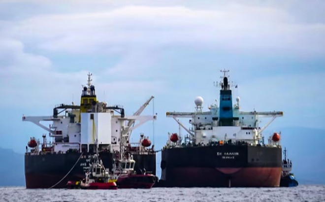 Hai tàu chuyển tải dầu ở Vịnh Laconian, ngoài khơi Hy Lạp hôm 24/8. Ảnh: Nikkei Asia