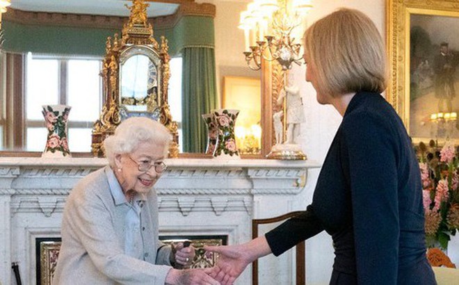 Nữ hoàng Anh Elizabeth II chào đón bà Liz Truss tại Lâu đài Balmoral, Scotland, nơi bà mời nhà lãnh đạo mới được bầu của đảng Bảo thủ trở thành Thủ tướng và thành lập chính phủ mới vào ngày 6/9. Ảnh: AP.