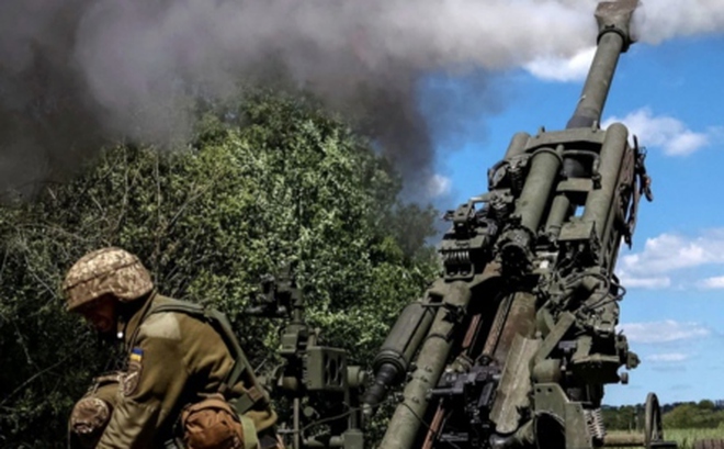 Quân đội Ukraine bắn lựu pháo M777 do Mỹ cung cấp ở khu vực Donetsk, Ukraine, ngày 6/6/2022. Ảnh: Reuters