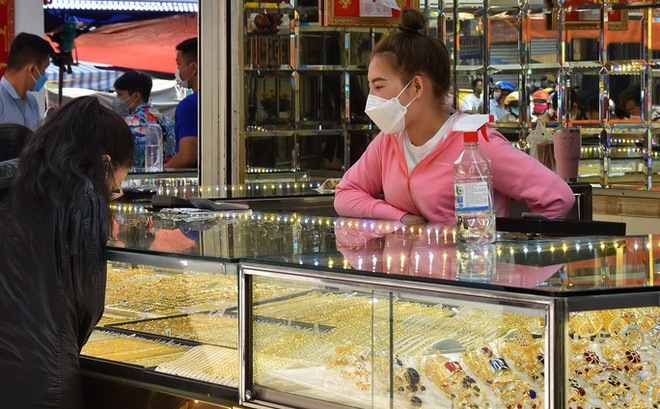 Giá vàng hôm nay của thế giới có lúc xuống còn 1.705 USD/ounce