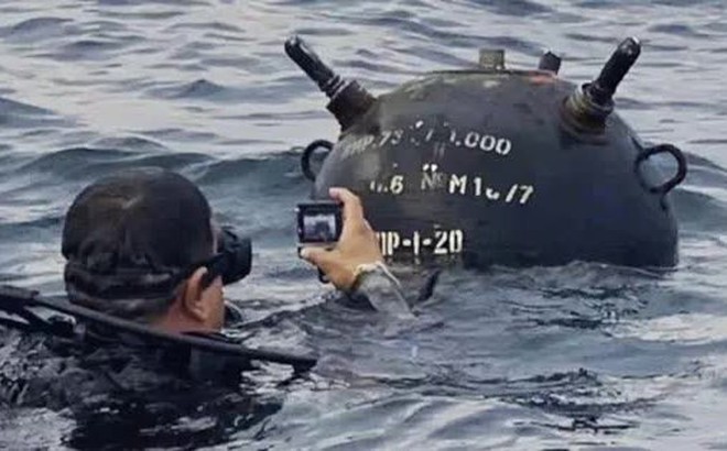 Thợ lặn chụp ảnh một quả mìn trôi nổi trên biển Đen. Ảnh: Euronews