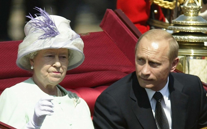 Tổng thống Nga Putin và Nữ hoàng Anh Elizabeth II trong một sự kiện vào năm 2003. Ảnh: Getty.