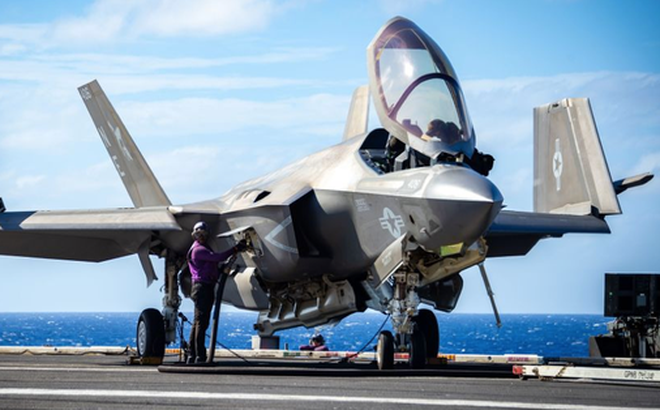 Một chiến đấu cơ F-35C Lightning II trên sàn đáp của tàu sân bay lớp Nimitz USS Carl Vinson (CVN 70) ngày 19-1-2022. Ảnh: CNN