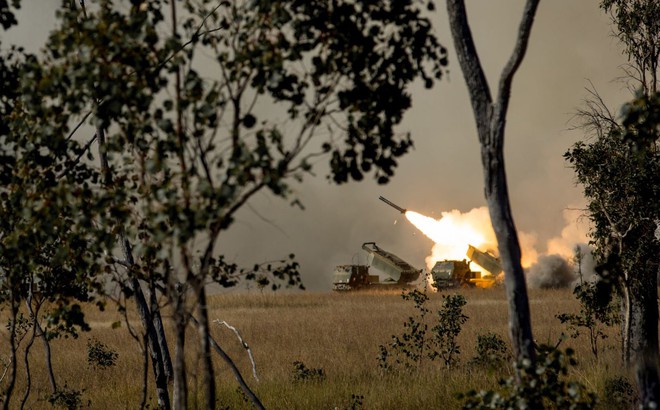 Một bệ phóng HIMARS của Thủy quân lục chiến Mỹ khai hỏa trong một cuộc tập trận ở Australia. Ảnh: Thủy quân lục chiến Mỹ