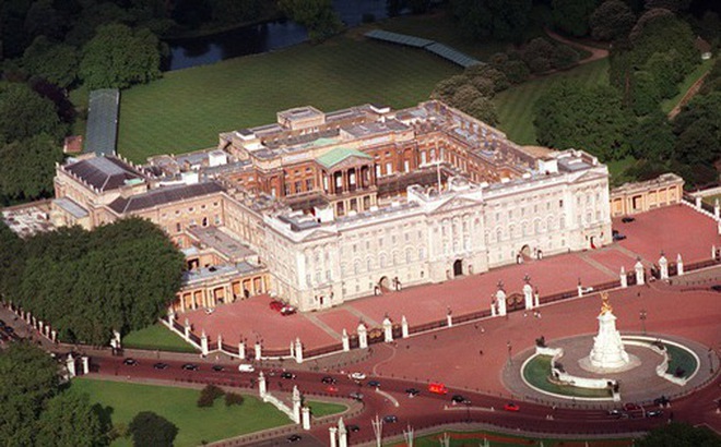 Điện Buckingham trị giá 4,9 tỉ USD, một trong những bất động sản của Hoàng gia Anh - Ảnh: HOÀNG GIA ANH