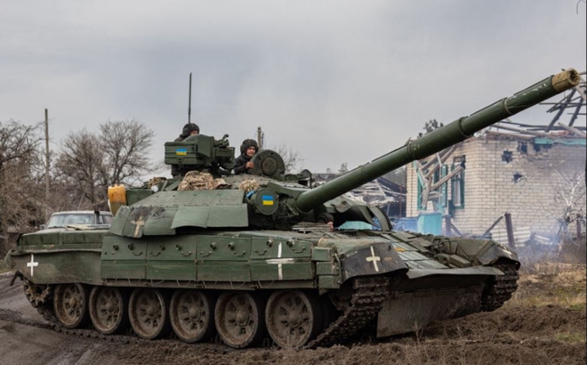 Quân đội Ukraine lái xe tăng tại một địa điểm ở miền Đông ngày 29/12. Ảnh: AFP