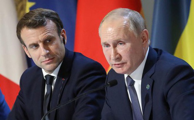 Tổng thống Pháp Emmanuel Macron (trái) và Tổng thống Nga Vladimir Putin tại Cung điện Elysée ở Paris, Pháp ngày 9-12-2019, tức trước khi diễn ra xung đột Nga - Ukraine - Ảnh: REUTERS