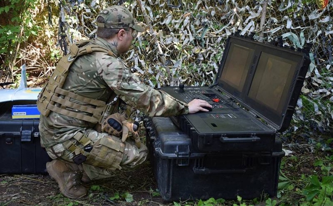Một binh sỹ Ukraine quan sát hoạt động của UAV qua màn hình máy tính. Nguồn: Topwar