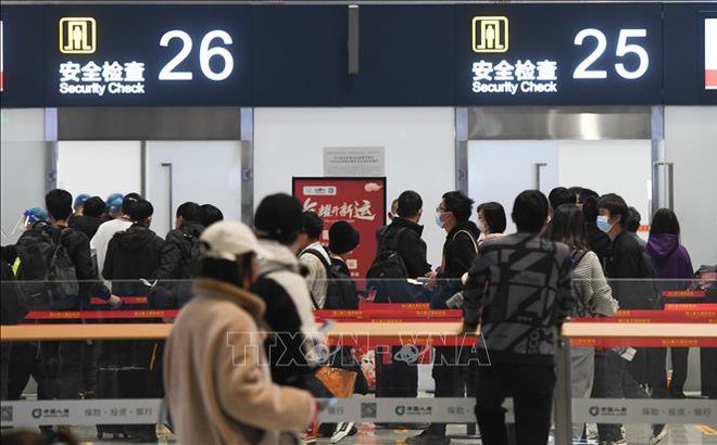 Hành khách xếp hàng để kiểm tra an ninh tại sân bay quốc tế ở Hải Khẩu, tỉnh Hải Nam, Trung Quốc, ngày 7/1/2023. Ảnh: THX/TTXVN