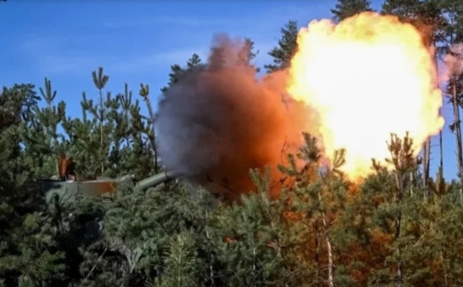 Quân đội Ukraine bắn về phía các vị trí của Nga. Ảnh: Reuters