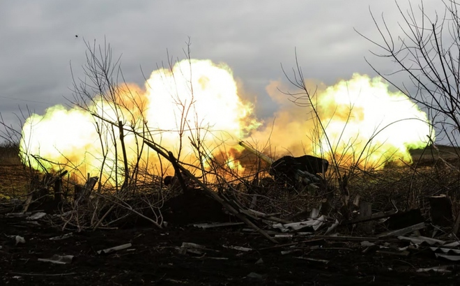 Hỏa lực pháo binh Ukraine ở ngoại ô Bakhmut. Ảnh: AFP.