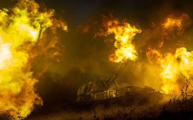 Pháo binh Ukraine khai hỏa tại một vị trí trên tiền tuyến gần thị trấn Bakhmut, thuộc vùng Donetsk, vào ngày 31/10/2022. Ảnh: AFP/Getty Images